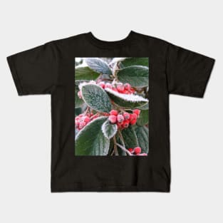 Frost Berries: close-up photo of red berries and green leaves with white frost Kids T-Shirt